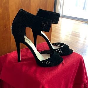 In very good condition black wrap ankle heals with zipper on the back